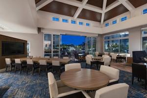 圣地亚哥TownePlace Suites by Marriott San Diego Airport/Liberty Station的用餐室设有桌椅和窗户。