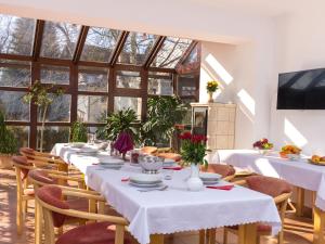 斯托拉Villa Tatry Stola的用餐室设有桌椅和窗户。