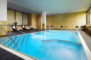辛德尔芬根斯图加特辛德芬根万豪酒店的酒店大堂的大型蓝色游泳池