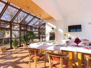 斯托拉Villa Tatry Stola的一间带桌椅和窗户的用餐室