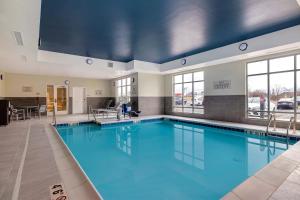 门罗TownePlace Suites by Marriott Monroe的大楼内的一个蓝色海水游泳池