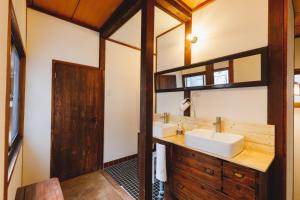 松本Couch Potato Hostel - Vacation STAY 88241的浴室设有2个水槽和镜子