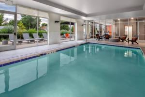 拉夫兰TownePlace Suites by Marriott Loveland Fort Collins的一座蓝色的游泳池