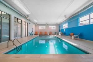 纽波特纽波特堤坝雅乐轩酒店的一座拥有蓝色墙壁和蓝色墙壁的大型游泳池