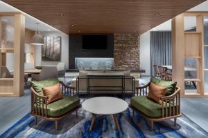 欢乐草原Fairfield Inn & Suites by Marriott Kenosha Pleasant Prairie的客厅配有两把椅子和一张桌子