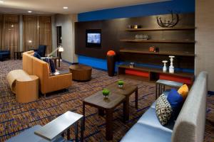 特克萨卡纳-德克萨斯特克萨卡纳万怡酒店的酒店大堂设有沙发和电视。