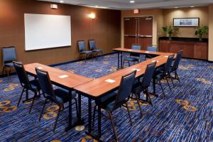 特克萨卡纳-德克萨斯特克萨卡纳万怡酒店的一间会议室,配有长桌子和椅子