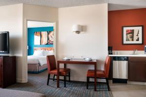 拉斯维加斯拉斯维加斯休斯中心万豪原住客栈的酒店客房设有一张桌子和一张床