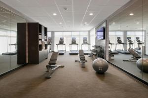 达拉斯Fairfield by Marriott Inn & Suites Dallas East的健身房设有许多健身器材和大镜子