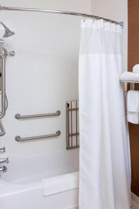 盖尔斯堡Fairfield Inn & Suites by Marriott Galesburg的浴室配有白色的淋浴帘和浴缸。