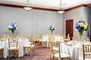 国家海港万豪国家港湾华盛顿地区原住客栈的宴会厅配有桌椅和鲜花