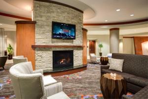 国家海港万豪国家港湾华盛顿地区原住客栈的客厅设有壁炉和电视。