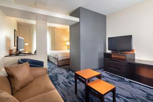 米西索加万豪多伦多密西沙加费尔菲尔德客栈的酒店客房设有沙发、电视和床。