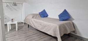 巴里La Perla di Ele的一间卧室配有一张带蓝色枕头的床。