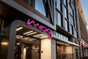 圣地亚哥Moxy San Diego Gaslamp Quarter的建筑物一侧有 ⁇ 虹灯标志的商店