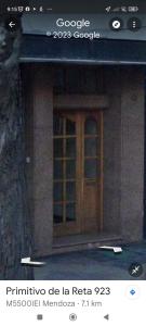 门多萨Hermoso departamento en Mendoza的一面是一座带木门的建筑
