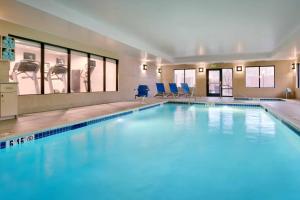 埃尔科埃尔科万豪广场套房酒店的大楼里一个蓝色的大泳池