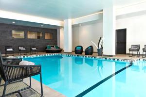 明尼阿波利斯明尼阿波利斯市中心酒店的游泳池位于酒店客房内,配有桌椅