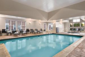 米德尔敦Residence Inn by Marriott Newport Middletown的一个带躺椅和桌子的大型游泳池