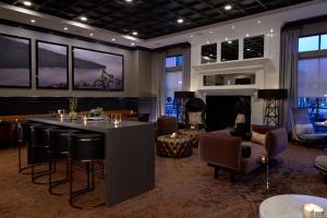 明尼阿波利斯明尼阿波利斯市中心酒店的大堂设有酒吧和带壁炉的客厅。