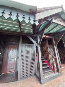 巴东马士力Langkawi Lagoon Hotel Resort的一座红色门和红色门的建筑