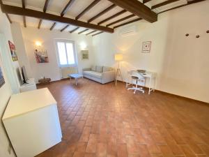 普拉托BnBetter - Appartamento Teddy, Comodo per Firenze的客厅配有沙发和桌子