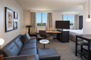 迈阿密迈阿密机场原住客栈酒店的酒店客房设有一张沙发和一张床