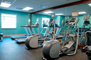 Urbandale万豪梅因厄本代尔费尔菲尔德客栈及套房酒店的一间健身房,里面配有几台跑步机