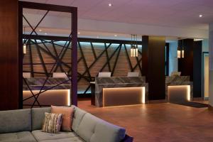 多伦多多伦多机场万豪酒店的带沙发和楼梯的客厅