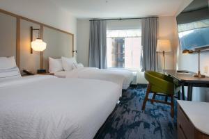 匹兹堡Fairfield by Marriott Pittsburgh Downtown的酒店客房配有两张床和一张书桌