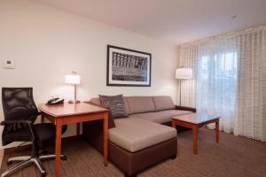 圣安东尼奥Residence Inn by Marriott San Antonio North Stone Oak的带沙发和书桌的客厅