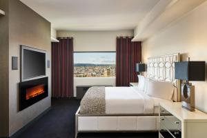 斯波坎达文波特格兰德签名收藏酒店的酒店客房配有一张床和一个壁炉。