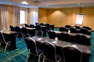普利茅斯会议费城普利茅斯春之山丘套房酒店的配有桌椅和讲台的会议室