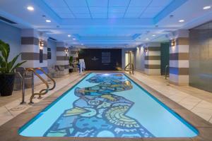 费城费城市中心万丽酒店的大堂内的大型游泳池,拥有蓝色的天花板