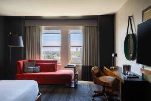 费城费城市中心万丽酒店的酒店客房,配有一张床和一张红色的沙发