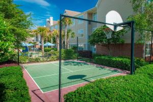 彭萨科拉Residence Inn by Marriott Pensacola Downtown的房屋前的网球场