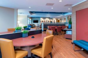 杰斐逊维尔TownePlace Suites by Marriott Louisville North的一间带桌椅的用餐室