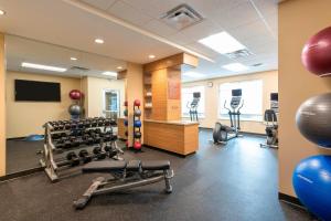 杰斐逊维尔TownePlace Suites by Marriott Louisville North的健身房设有健身器材