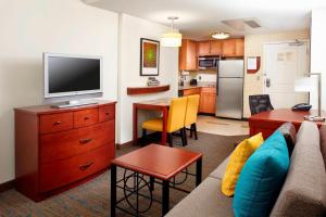 哥伦布哥伦布市区公寓式酒店的带沙发的客厅和厨房