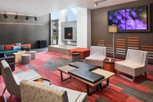 西塔科西雅图塔克机场雅乐轩酒店的客厅配有家具和壁炉