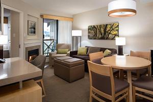 惠斯勒惠斯勒三角洲乡村套房酒店的客厅配有沙发和桌子