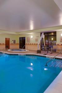 萨凡纳萨凡纳I95 万豪春丘套房酒店的在酒店房间的一个大型游泳池