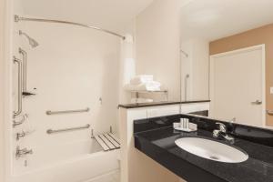 维多利亚维多利亚费尔菲尔德酒店的白色的浴室设有水槽和淋浴。