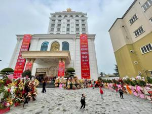 Diễn ChâuKhách sạn Minh Phú Diamond Palace的一群站在建筑物前的人