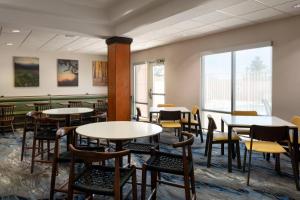 雷丁雷丁费尔菲尔德套房酒店的用餐室配有桌椅