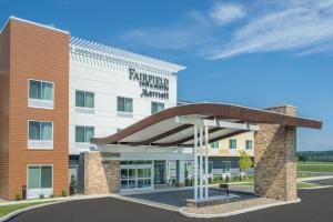 布卢姆斯堡Fairfield Inn & Suites by Marriott Bloomsburg的酒店前方的 ⁇ 染