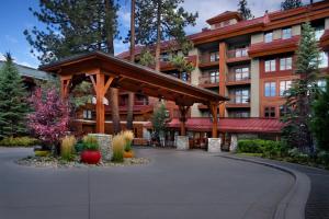 南太浩湖Marriott Grand Residence Club, Lake Tahoe的一座大型建筑,前面设有木制凉亭