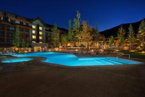 南太浩湖Marriott Grand Residence Club, Lake Tahoe的晚上在酒店前面的大型游泳池