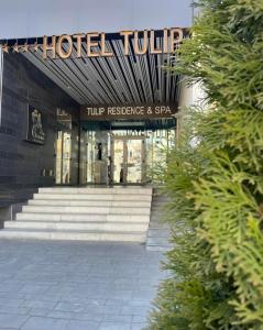 基希讷乌Tulip Residence & Spa Hotel的酒店大楼前面设有楼梯