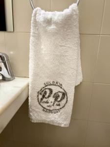 科洛尼亚-德尔萨克拉门托Hotel Perla del Plata的浴室水槽上挂着毛巾